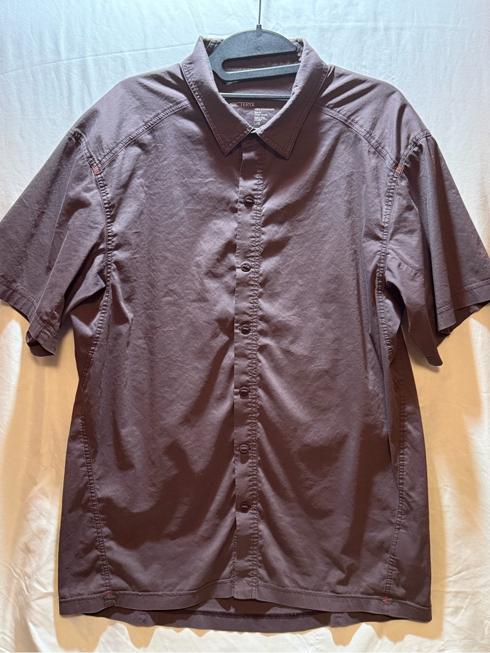 Arc'teryx Men's Short Sleeve Button-Down Shirt โ Fired Clay L